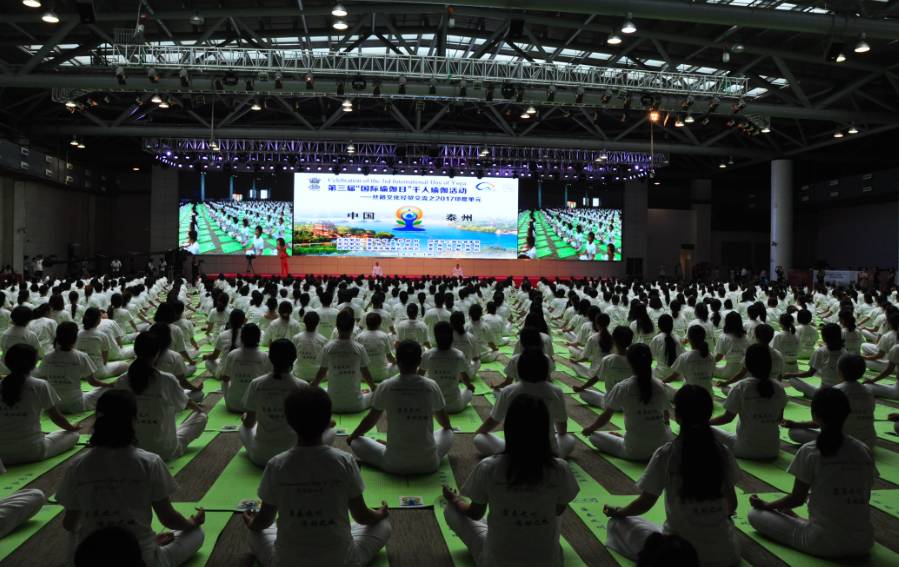 震撼！药城会展中心千人“秀”瑜伽 和印度大师一起体验什么是“心灵美BOB半岛中国(图9)