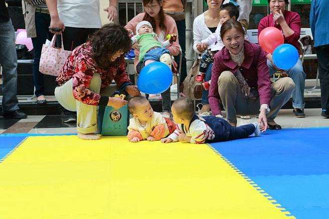 妈妈倒立练瑜伽孩子走过来就咬住不放网友：这个举动太BOB半岛可爱了(图6)