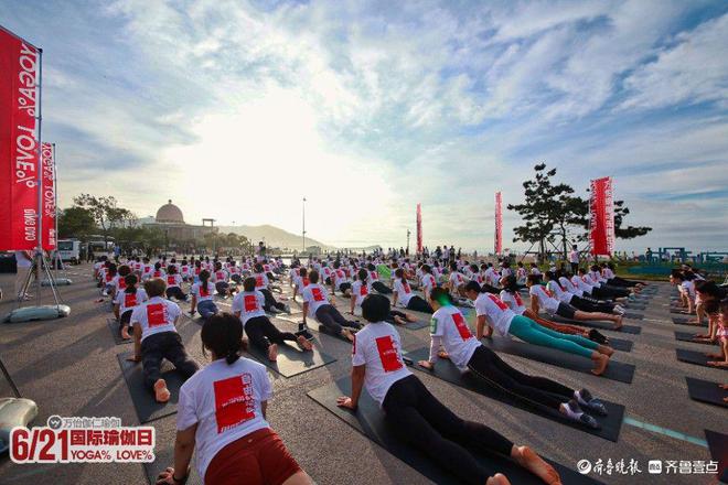 迎国际瑜伽日 数百名瑜伽爱好者石老人海BOB半岛边齐练拜日式(图4)