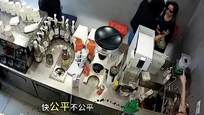 冲上热搜的“咖啡店内120秒”发疯视频炸出BOB半岛多少高高在上的巨婴(图16)