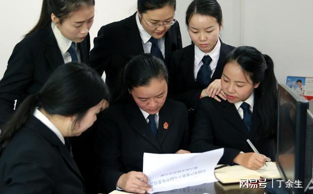 恶习缠身的单身母亲带BOB半岛中国官方网站坏了跟着自己长大的女儿(图10)