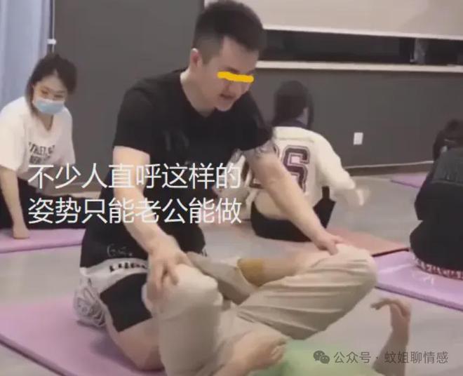 女子练瑜伽半岛·BOB官方网站找男教练躺地压腿一声不吭网友：这姿势只能老公做(图3)