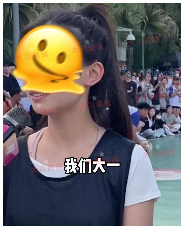 福建两女大学生穿瑜伽裤打球身形勾勒出有点尬网友：学妹BOB半岛胆大(图1)