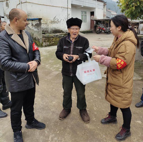 宜宾市南溪区大观BOB半岛镇残联为残疾人发放辅具(图1)