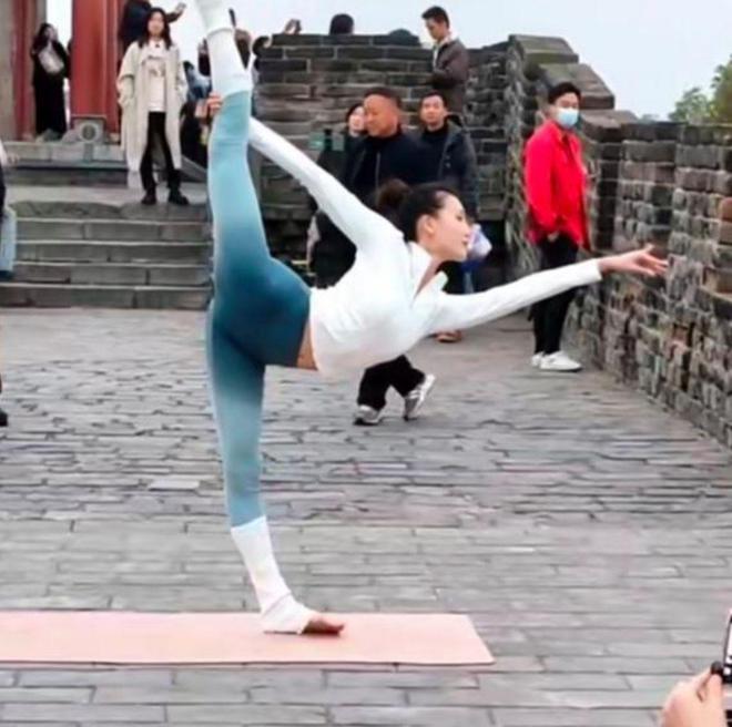 女网红BOB半岛中国官方网站在襄阳古城楼上做瑜伽！紧身衣裤加大尺度动作目的？(图1)