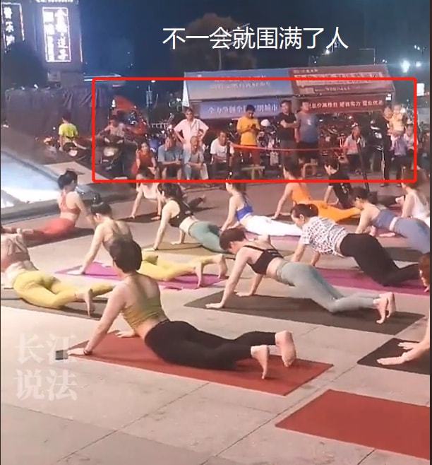 众美女在大街上练瑜伽穿着清凉姿势BOB半岛中国官方网站魅惑围观的男人越多越卖力(图2)