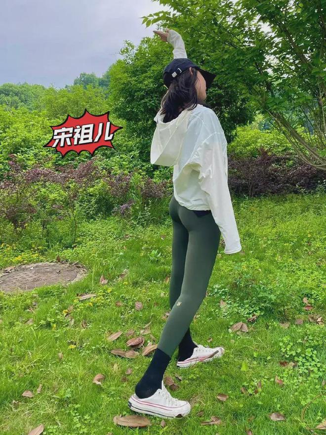 女星瑜BOB半岛中国官方网站伽服大赏：谁是最美瑜伽女神？(图10)