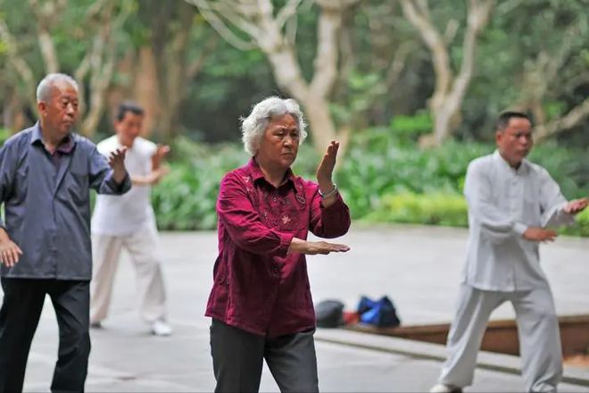 一项调查发现：喜BOB半岛中国官方网站欢锻炼的人患脑梗概率比久坐不动的人高3倍？(图8)