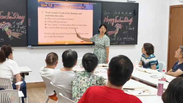 退休的BOB半岛快乐谁懂啊！从小提琴到德语这个区的老年大学规模创历史抢课拼手速(图3)